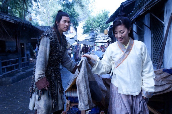 Reign of Assasins, Zeng Jing (Michelle Yeoh) séduisant Jiang Ah-Sheng (Jung Woo-sung) devant la boutique de tissu de cette première