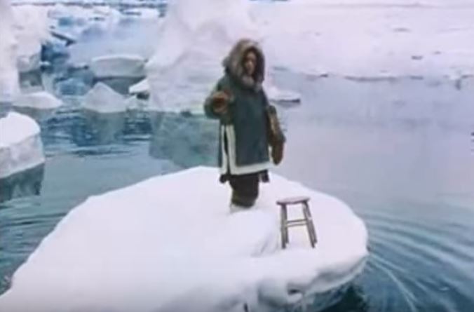 journalière : le grand-père inuit d'un jour de north qui s'en va mourir au loin sur une calotte glacière