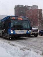 Un autobus de la ville de Montréal sur la route, en hiver.