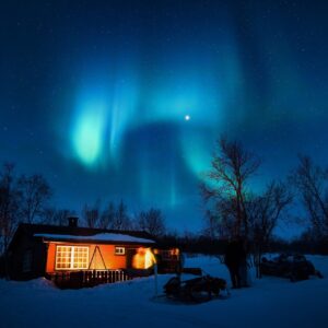 Une aurore flotte au-dessu d'un chalet en plein hiver, c'est l'image bannière de ma nouvelle : 6 jours