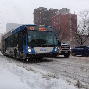 Un autobus de la ville de Montréal sur la route, en hiver.